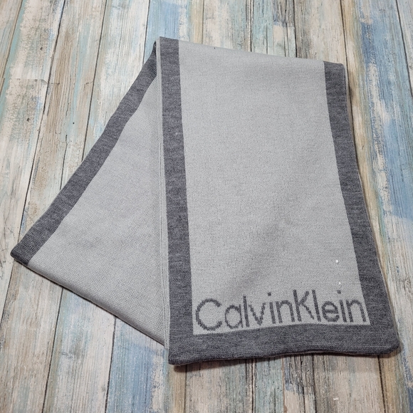 Calvin klein Reversible Scarf. - Picture 5 of 8